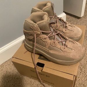 Kids Yeezy Desert Boot (Rock)